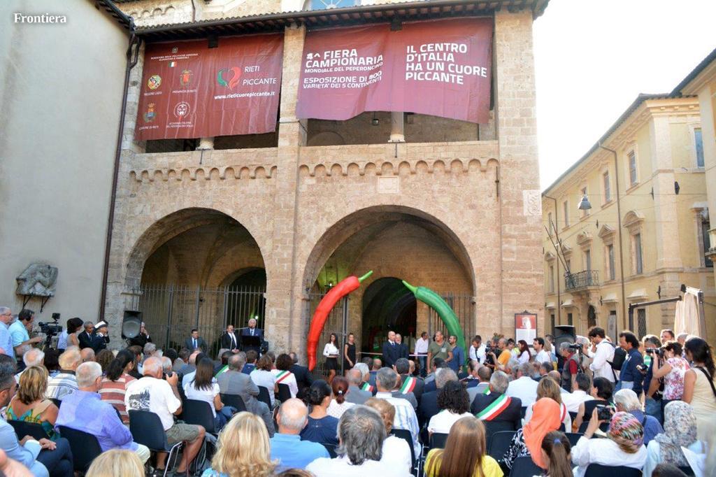 L'Angelo Pellegrino Miniappartamenti Rieti Bagian luar foto